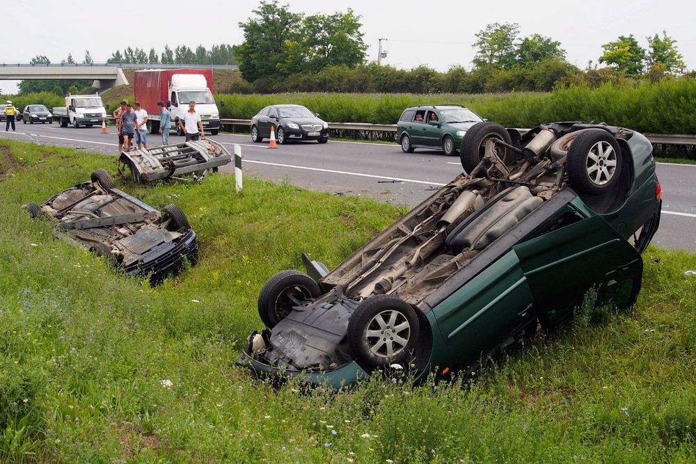 Két autó ütközött össze pénteken az M5-ös autópályán Kecskemét határában. A baleset következtében mindkét autó az árokba borult, a mentők hat sérültet vittek a kecskeméti kórházba.