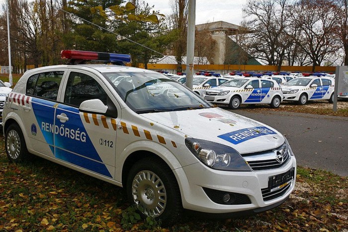 Rendőrökre támadt egy szabálytalankodó autós