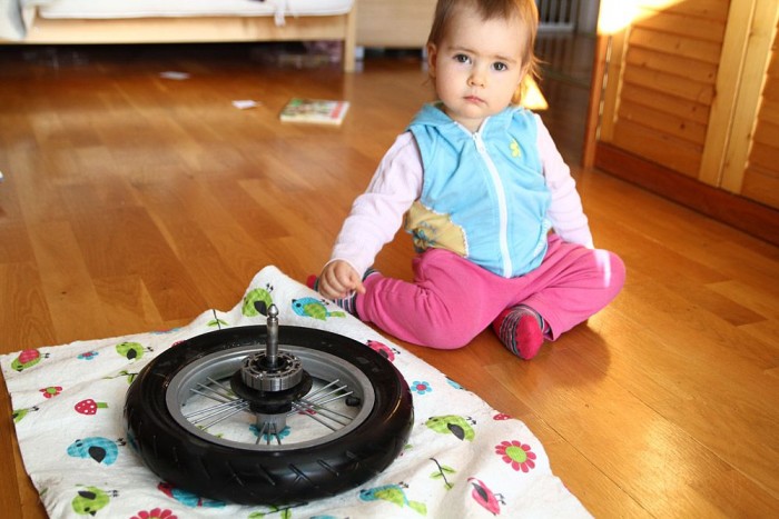Gumijavítás a nagyszobában 3 Súlyosbító körülmény, hogy a gyerek is részt venne a foglalkozáson. Így kicsit tovább tart majd, de sebaj, úgyis vele indultunk sétálni. A kerék alá tegyünk egy rongyot, hogy később ne kelljen a parkettakarcolás miatt feldühödött anya haragjától rettegni.