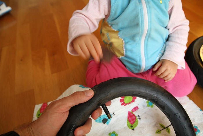 Gumijavítás a nagyszobában 9 Jón a csiszolóvásznas felületkezelés. Nem kell lyukat smirglizni a gumira, elég ha kicsit érdesebbre dolgozzuk a felületet