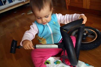 Gumijavítás a nagyszobában