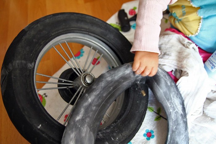 Gumijavítás a nagyszobában 19 De bekenhetjük a megjavított belsőt is vele, így könnyebb lesz a helyére igazítani. Ezt is ráhagyhatjuk a segédmunkásra, örömmel fogja szórni a port mindenfelé.