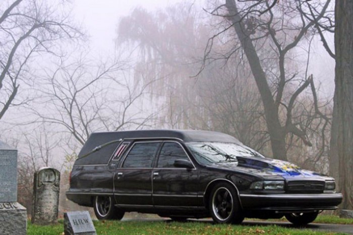Ezek a legkülönösebb halottaskocsik 13 Eredeti funkcióját teljesen megőrizve alakították át az 1996-os Chevrolet Caprice-t. A motortérbe 6.0 literes, GM V8-as blokkot raktak, ami 3 másodperc alatt gyorsítja 100 km/órára a kegyeleti járművet, amely simán eléri a bő 250 km/órát. Ezeket az adatokat, és a videót elnézve, valószínűleg a világ leggyorsabb halottaskocsijáról van szó.