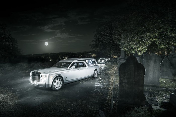 Ezek a legkülönösebb halottaskocsik 11 A Phantom Hearse B12 néven futó gép érdekessége, hogy nemcsak az első üléssort tartották meg, de a hátsókat is, ahová ráadásul továbbra is előre nyíló ajtókon lehet beszállni. Csak ezt követi a 234 centis koporsórekesz. A kiegészítő részeket az alap autó karosszériájához hasonlóan alumíniumból készítették. Megmaradt az 6,75 literes V12-es benzinmotor és a szintszabályozós légrugózás is.
Pontos összeget nem közölt a kocsi áráról az építő, csak annyit hogy körülbelül félmillió euró, azaz 144 millió forint.