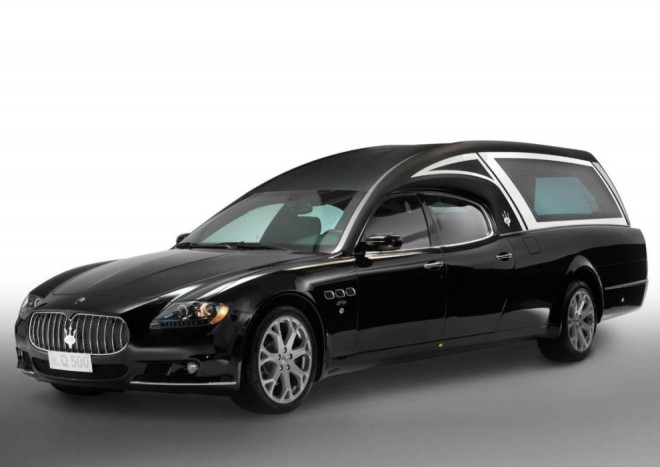 Ezek a legkülönösebb halottaskocsik 3 Akinek a Rolls-Royce valamilyen indokból nem nyeri el a tetszését, annak ez a Maserati Q500 lehet az alternatíva. A 4.2 literes V8-as legnagyobb nyomatéka 451 Nm, teljesítménye pedig kereken 400 lóerő.
Olasz elegancia, angyalokhoz szóló motorhang, ez a q500.