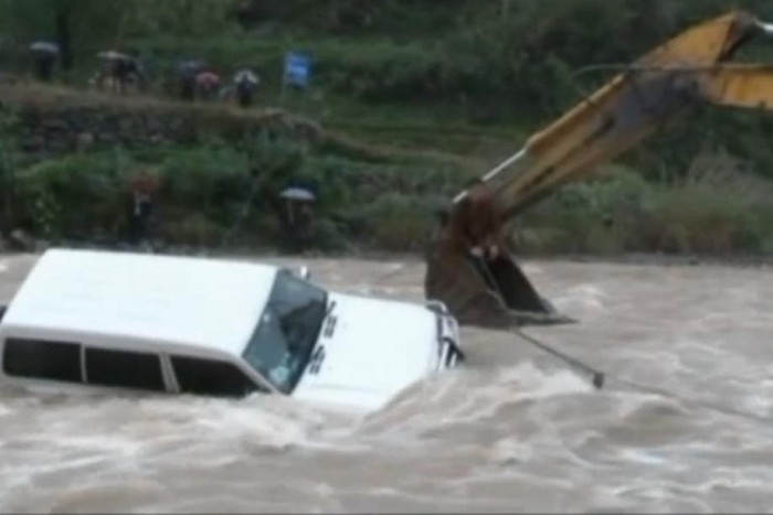 Markolóval mentették ki a folyóból a férfit