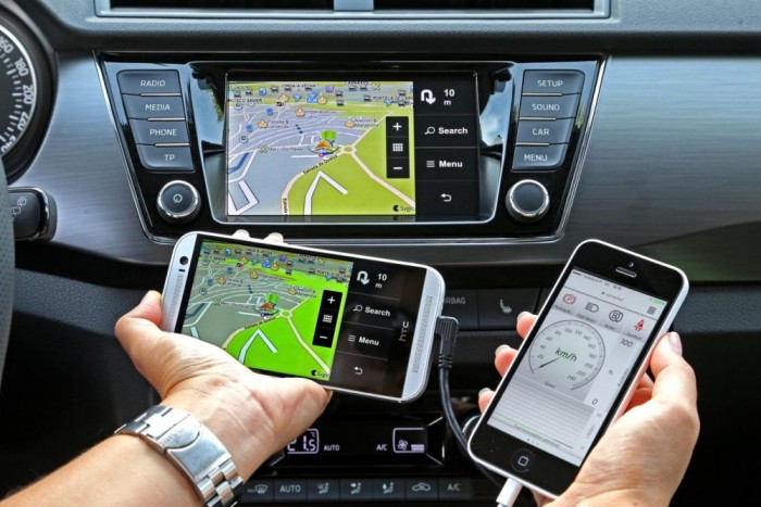 Minden, amit tudni akarsz az új Škoda Fabiáról 6 Az irány jó, de a megvalósításon még csiszolni kell a Mirrorlink, Smartgate telefonos alkalmazásoknál. A kapcsolat döcögős, a szoftvertámogatottság még nem teljes körű, de a fejlesztés folyamatosan zajlik.
