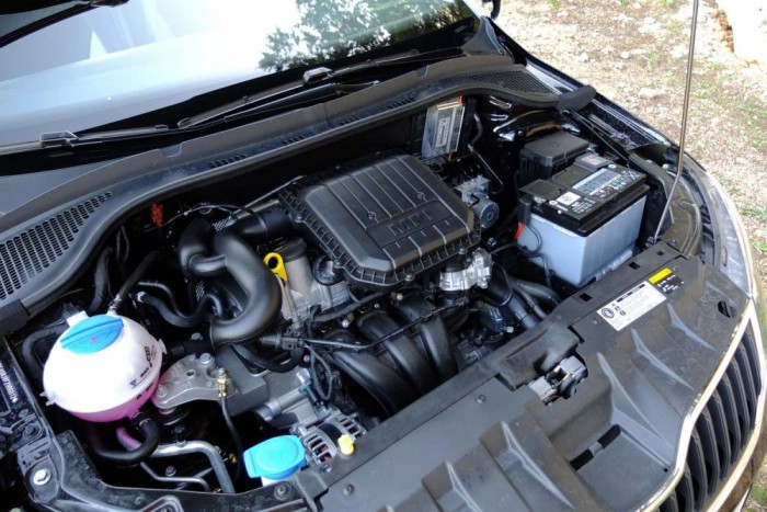 Minden, amit tudni akarsz az új Škoda Fabiáról 7 A belépőmotor az egyliteres háromhengeres szívó benzines, 60 lóerővel, és 90 Nm nyomatékkal. Vannak erényei, de inkább javallott az erősebb verziók közül választani.