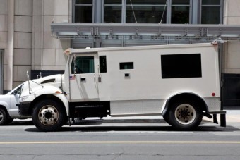 Füstként ömlött a pénz a páncélautóból