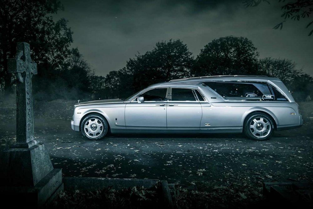 Újabb modellel gyarapodott a világ legelőkelőbb halottaskocsi-flottája: a megnyújtott Rolls-Royce Phantom a világ bármely részén igénybe vehető.