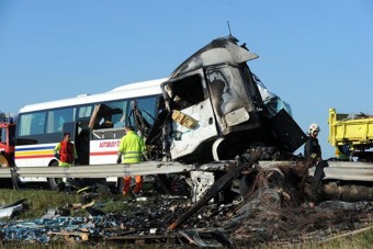 Két autó ütközött egy busszal az M1-esen