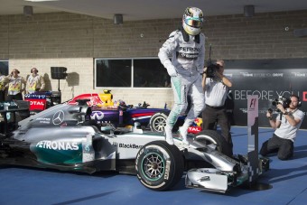 F1: Hamilton 2 milliárdot akaszthat a bajnoki címmel