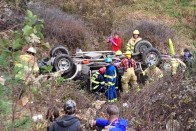 Szakadékba zuhant, 17 órán át volt autója foglya 16