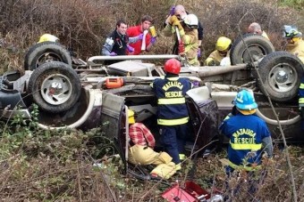 Szakadékba zuhant, 17 órán át volt autója foglya