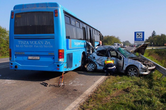 A nap képe – halálos buszbaleset a 47-es úton 1 Egy ember meghalt, többen megsérültek, amikor autóbusz és személyautó ütközött össze a 47-es úton, Hódmezővásárhely közelében hétfőn reggel.