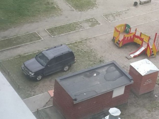 Vicces történetek a parkolóból 12 Úgy látszik a játszótér vonzza a SUV-okat