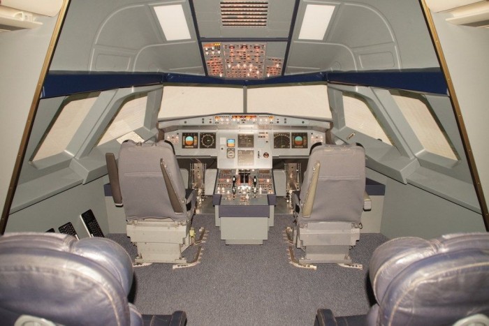 Kapitányi és elsőtiszti ülés, plusz két sor a virtuális utasoknak