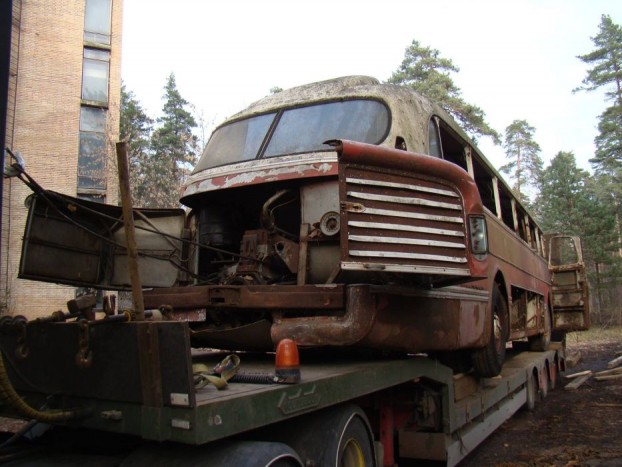 Veterán Ikarusra bukkantak egy orosz erdőben 7
