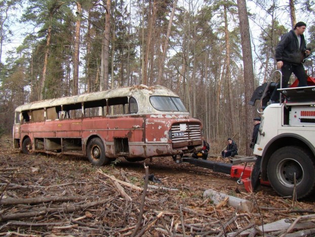 Veterán Ikarusra bukkantak egy orosz erdőben 8
