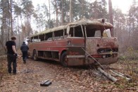 Veterán Ikarusra bukkantak egy orosz erdőben 24