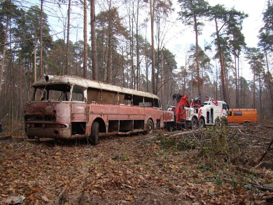 Veterán Ikarusra bukkantak egy orosz erdőben 15