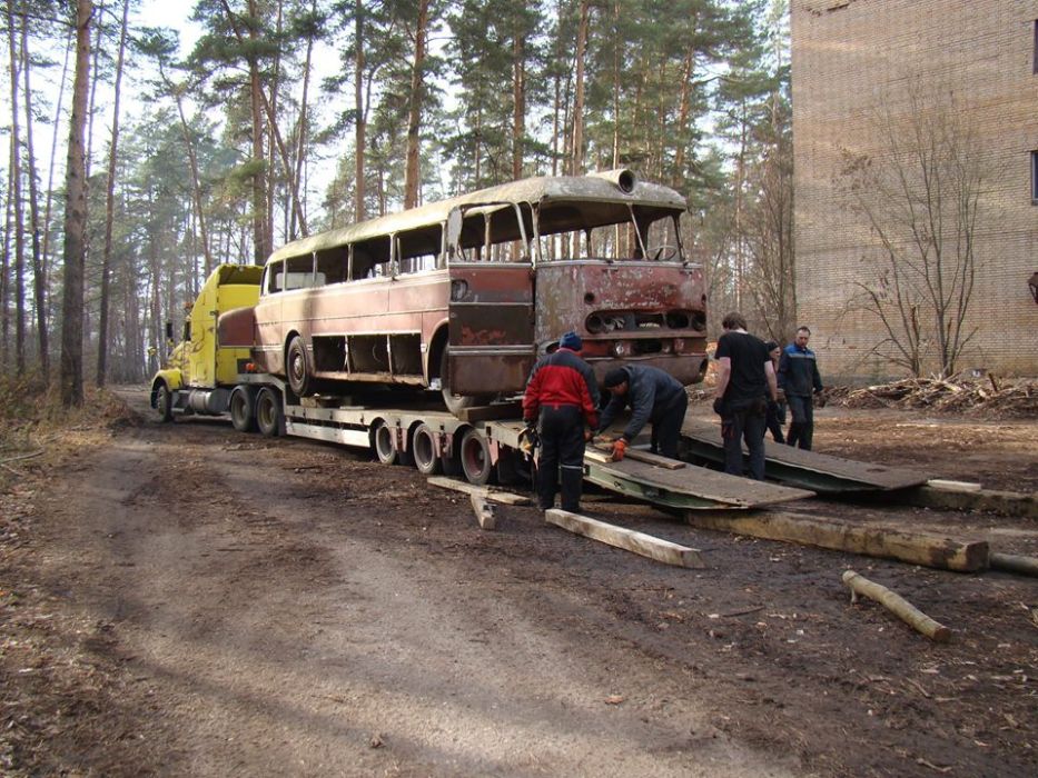 Veterán Ikarusra bukkantak egy orosz erdőben 16