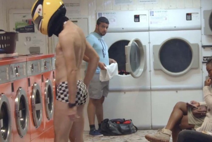 A Renault gatyára vetkőző F1-rajongóval reklámoz