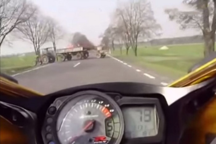 300 km/órával tép a motoros, aztán jön a traktor