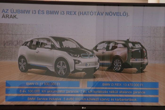Megérkeztek az elektromos BMW-k Magyarországra 2 Elsőre nem tűnik olcsónak, de ha belegondolunk, hogy a karbonkasztnis, irdatlan fejlesztési költséggel készült i3 a prémium-emblémával kábé annyiba kerül, mint az elektromos Golf?