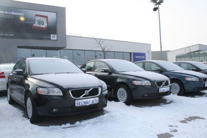Olcsó, drága, használt: milyen téli gumit vegyek? 28 Lehet, hogy egy autómárka régiós hálózata jobb veszi kapja a téli gumit, mint a neten kutakodó magánautós. Érdemes rákérdezni a márkaszervizekben, előfordulnak jó akciók