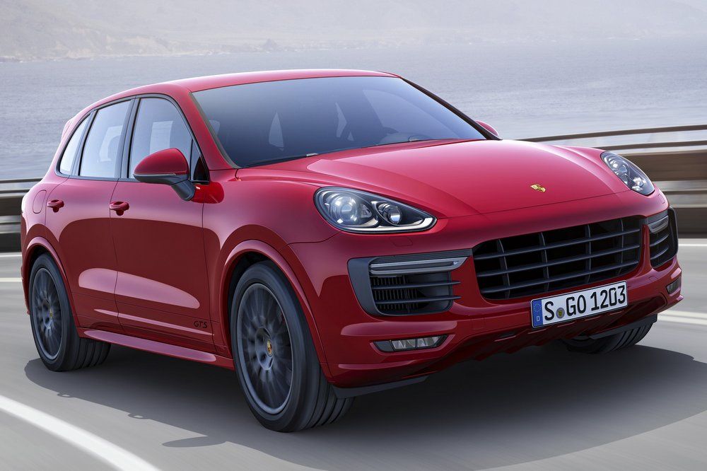 Kettős premierrel rukkolt elő a Porsche: az új Cayenne GTS a legsportosabb, az új Cayenne a legolcsóbb a modellcsaládban