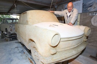 Homokkőből faragtak Trabantot
