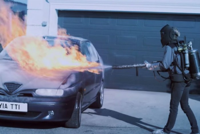 Csákány és lángszóró elengedhetetlen a jó reklámhoz