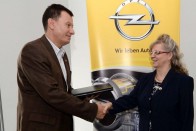 Iskoláknak adományozott számítógépeket az Opel 2