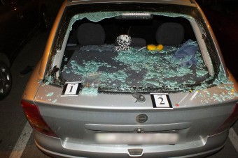 Autókat törtek a debreceni vandálok