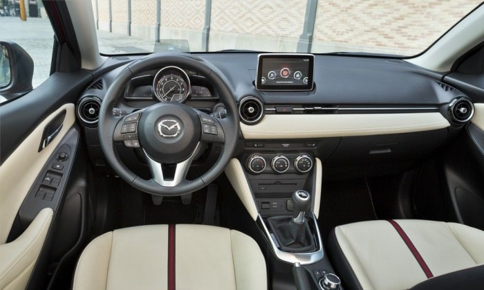 Sportos szépség 3 Teljesen új a belső, a külsőhöz hasonlóan á la Mazda6, illetve Mazda3. A fehér részek puhák, de a bőr csak a legjobban felszerelt kivitelekhez jár. A műszerfal teteje kemény műanyag, akárcsak az ajtók felső éle, de az összeszerelési minőség elsőrangú