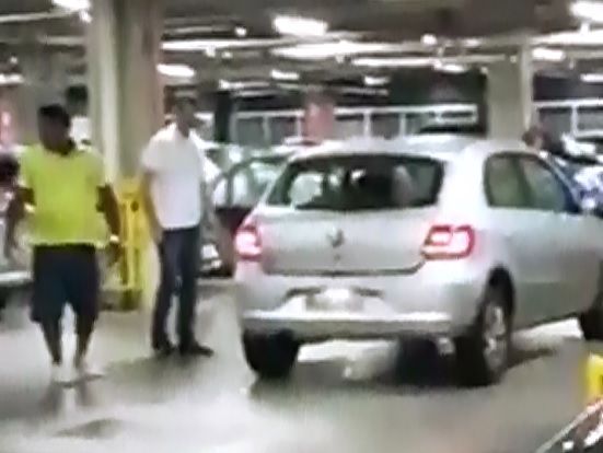 Csoda hogy ebben a parkoló balhéban nem halt meg senki