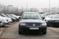 2. Volkswagen Passat, 3340 db. Elsősorban TDI-dízelmotorral közkedvelt a Passat. Tényleg kapható 1000 euróért, de a cikk írásakor ezek az autók többnyire 350-400 ezer kilométert futottak, de van köztük 630 ezres óraállású is. Aki hozna magának B5-ös Passatot, ebben a cikkben megtalálja, mire kell figyelnie és mennyibe kerül javítani a négylengőkaros első futóművet