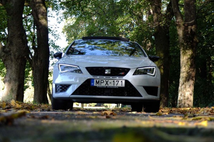 Leon Cupra – Zúzás gombnyomásra 2 Tulajdonképpen felesleges lett volna tovább növelni az agresszivitást. Már az alapverzió is elég morcos, most csak a lóerők számát húzták fel a külsőhöz.