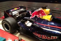 100 millióért most tied lehet Mark Webber versenygépe 2