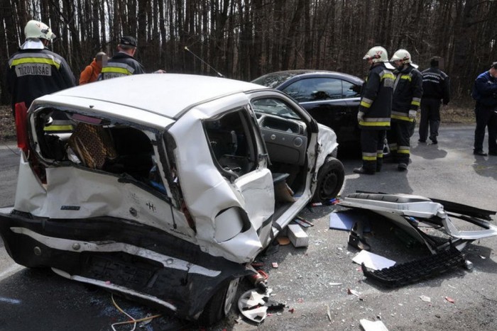 Újabb baleset a négyesen, lezárták az utat