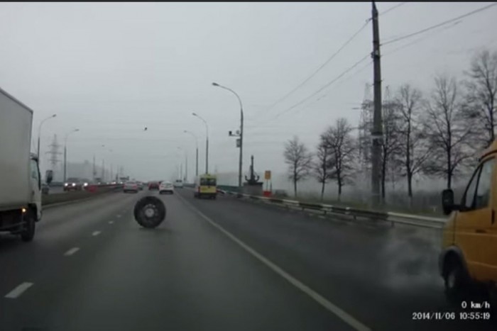 Kisbusznak csapódott a lerepülő kerék