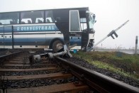 A nap képe – fennakadt a síneken egy busz 2