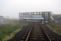 A nap képe – fennakadt a síneken egy busz 6