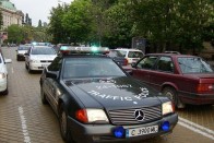 MERCEDES-BENZ R129 SL500, Bulgária - Állítólag az itten hatóság bevett módszere, hogy a bűnözőktől elkobzott járművekből "elfogó" járőrautókat készítenek. Követendő példa, sokkal több értelme van, mint bezúzni őket.