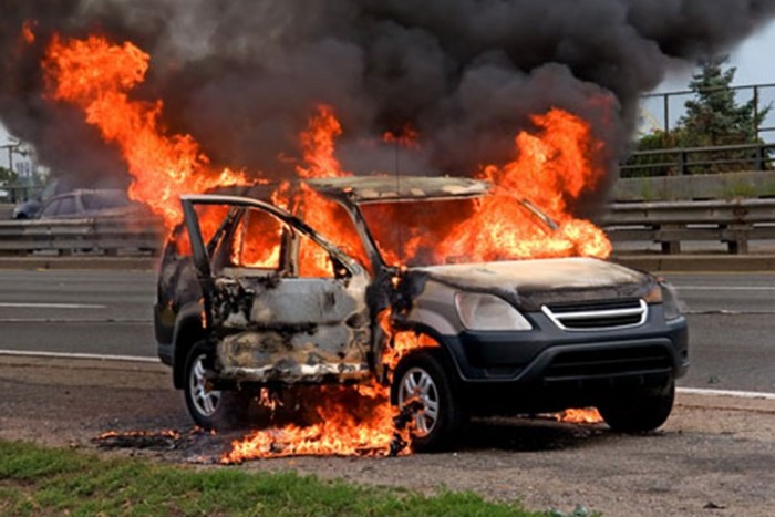 Kigyullad egy autó az M6-oson