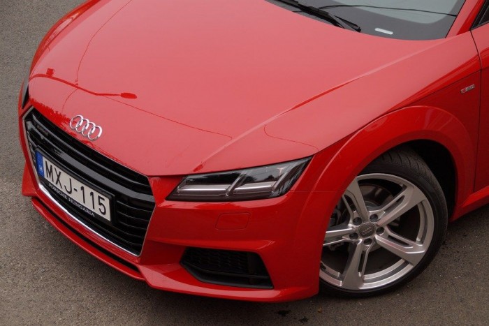 Az új TT mentes nagypapája bumfordiságától, agresszív, pengeéles tekintetű ölőgép