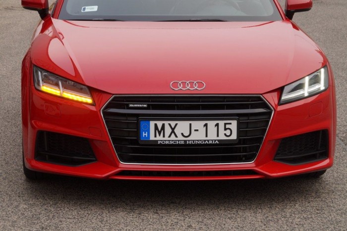 Látványos fényjátékokkal szórakoztatja a forgalom többi résztvevőjét