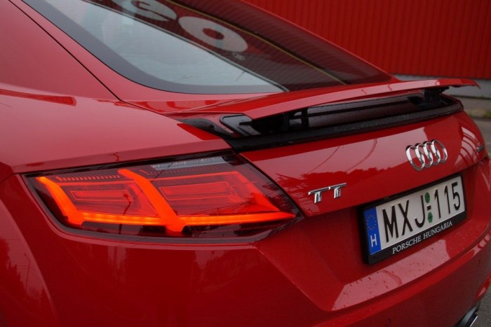 A szárny nagy tempónál magától nyílik, de gombbal is nyitható