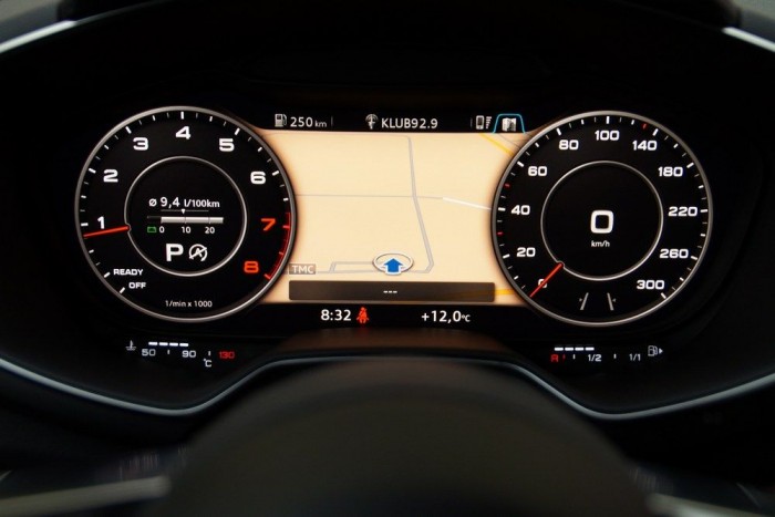 A TFT-műszerpanel, nagy órákkal